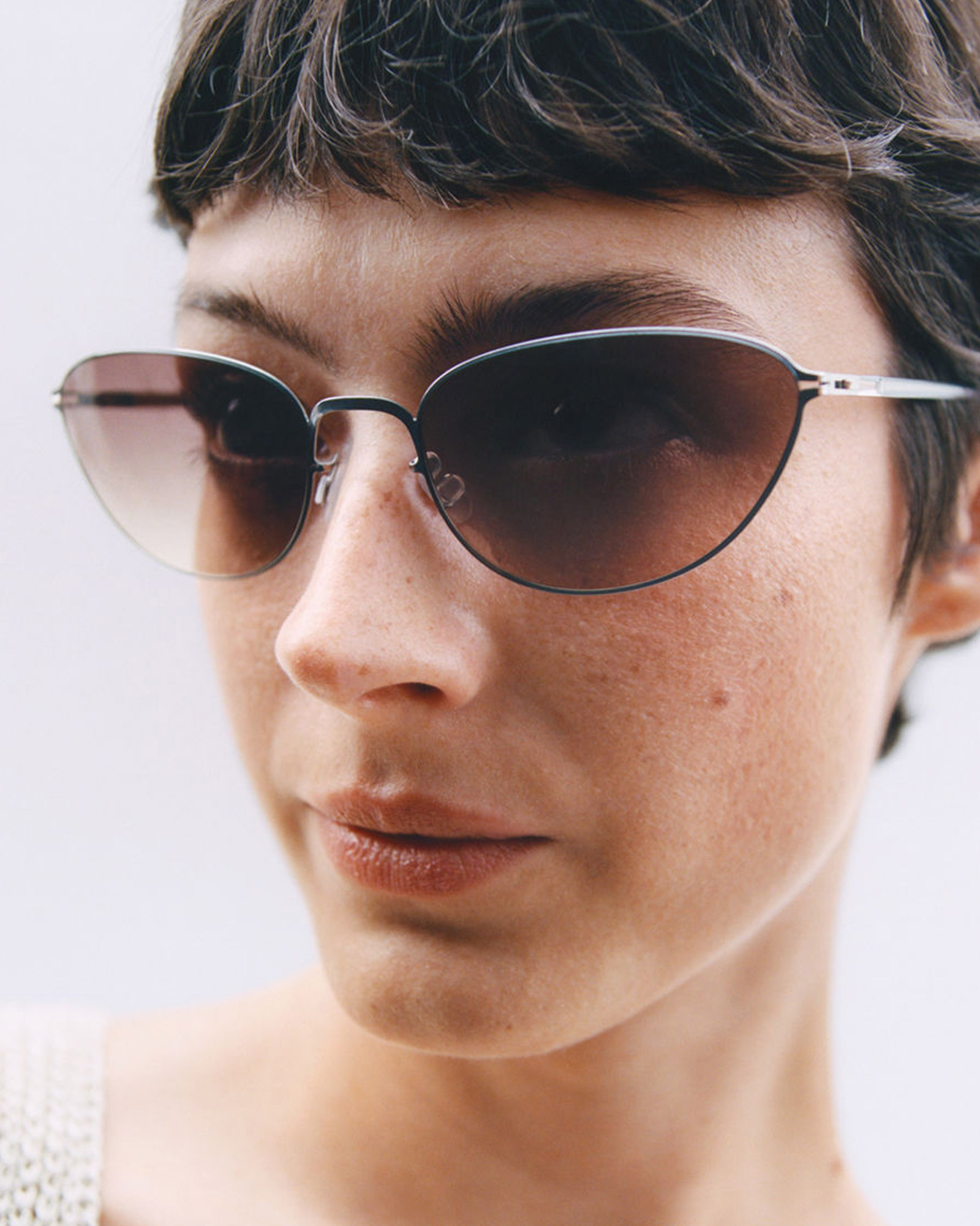 Mykita Lite Sun LILIA pow1 champagne gold/dusk gradient - Зображення 3
